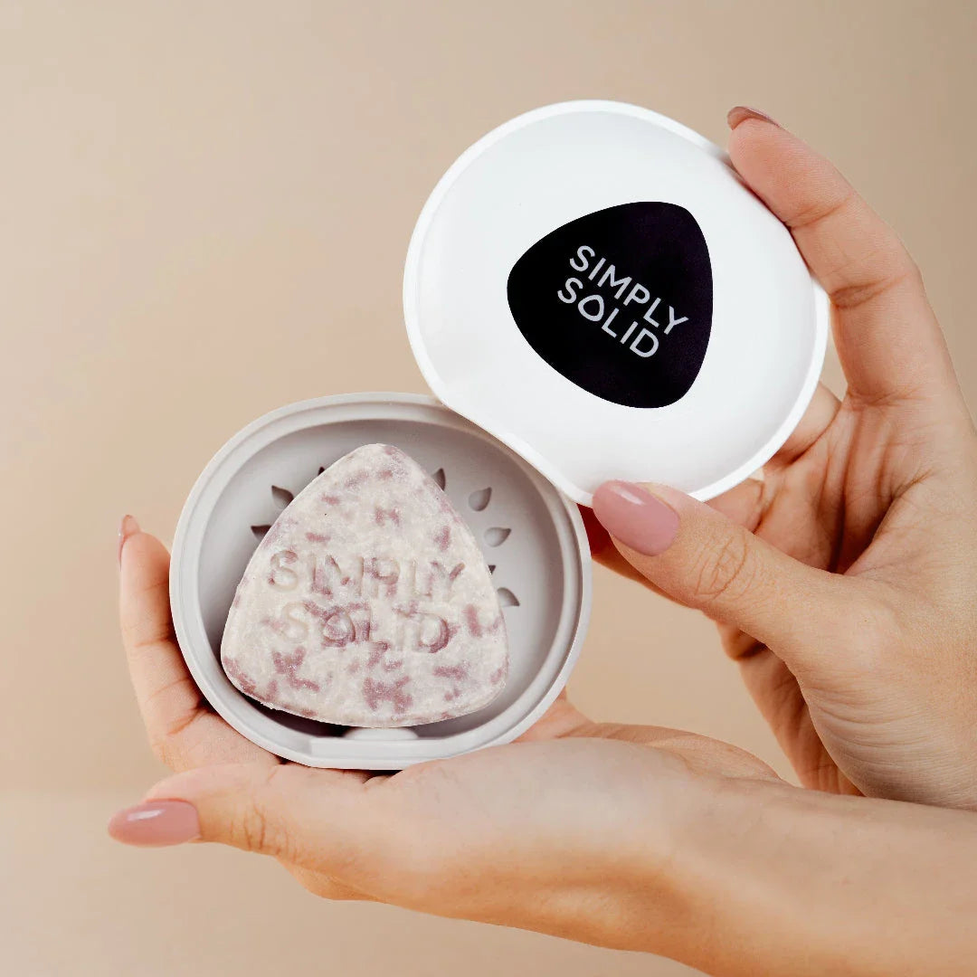 Solid-Box-mit-Hand-vor-beigem-Hintergrund