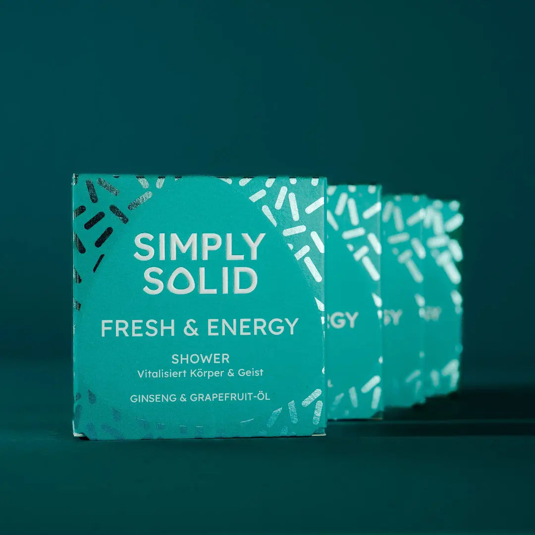 Fresh & Energy Solid Verpackungen aufgereiht vor einem türkisen Hintergrund