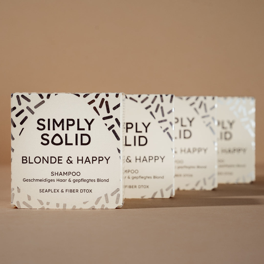 Blond and Happy Solid Verpackungen aufgereiht vor einem beigen Hintergrund