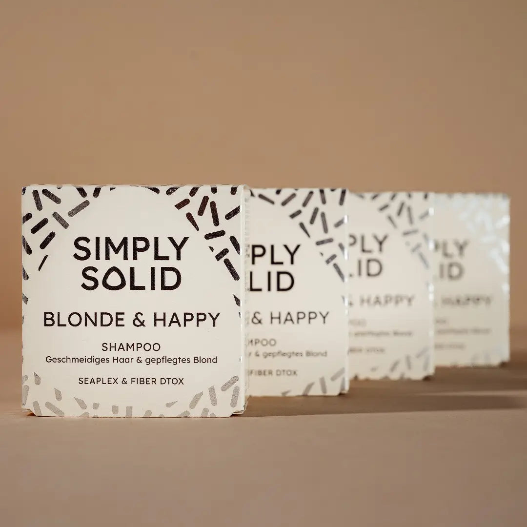 Blond and Happy Solid Verpackungen aufgereiht vor einem beigen Hintergrund