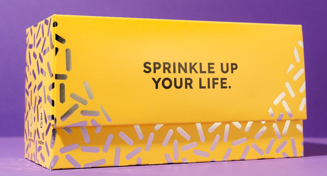 Simply Solid Geschenkbox geschlossen vor lila Hintergrund