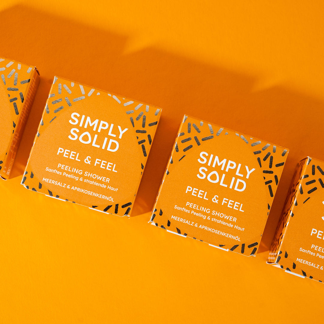 Peel & Feel Solid Verpackungen vor orangem Hintergrund