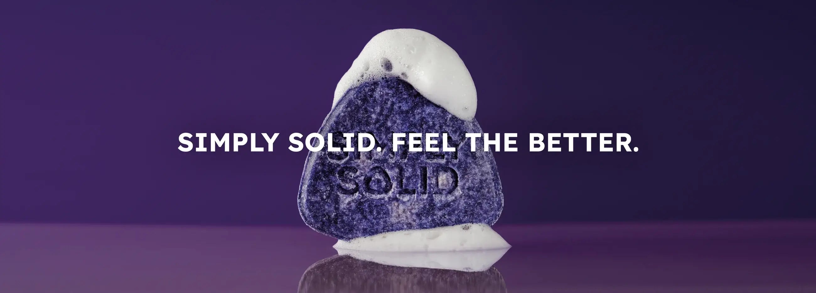 Cool Blonde and Glossy Solid aufgeschaeumt vor lila HIntergrund. Weißer, fettgeschriebener Schriftzug "Simply Solid. Feel the Better" mittig im Bild platziert.