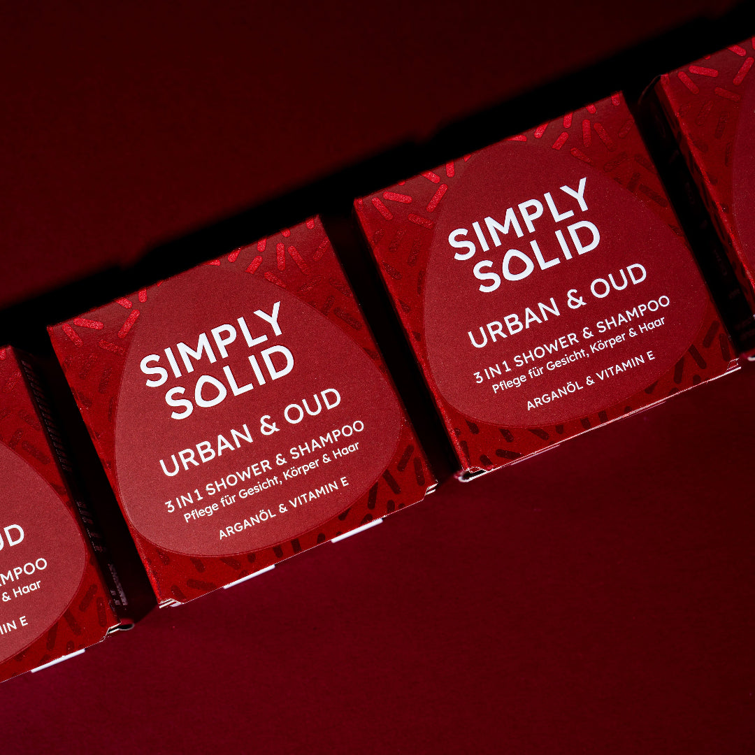 Urban and Oud Solid Verpackungen vor einem tiefroten Hintergrund