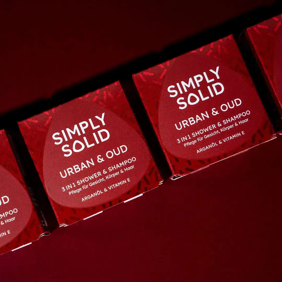 Urban and Oud Solid Verpackungen vor einem tiefroten Hintergrund